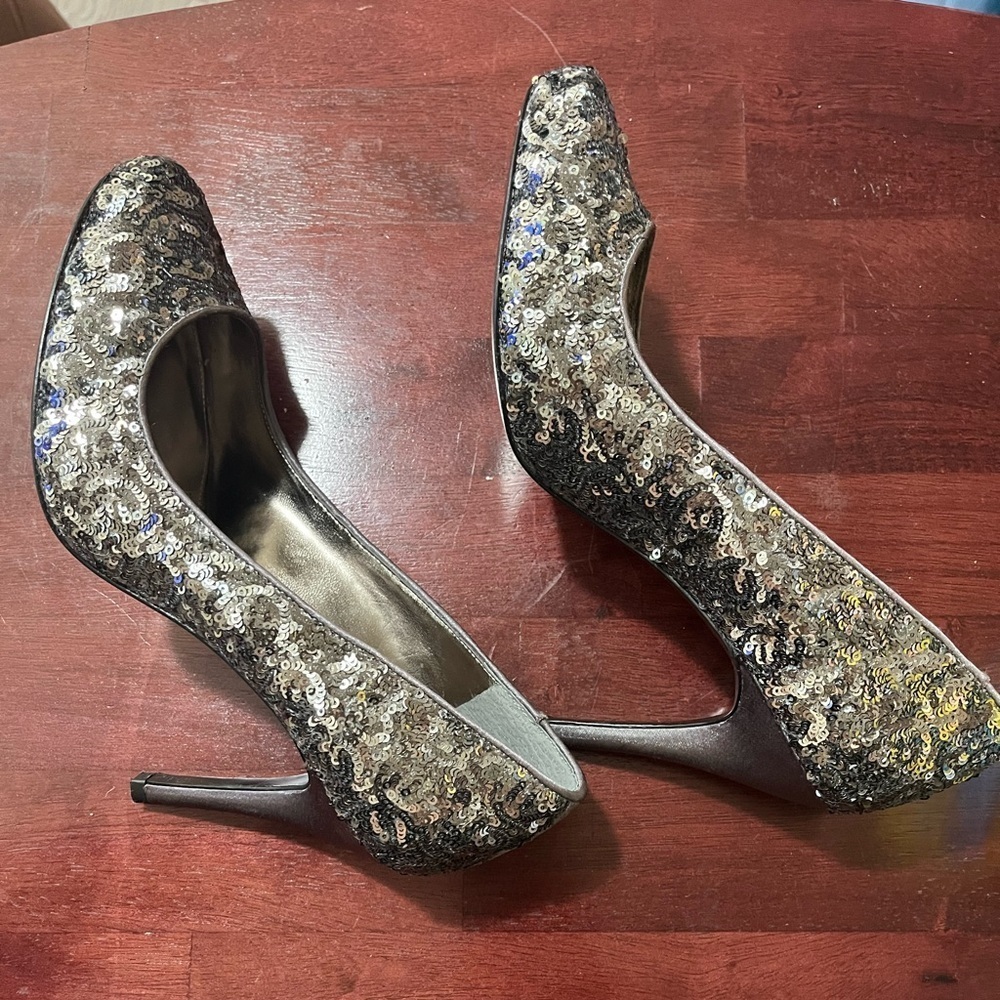 Nina Ricci Silver & Gray Sequin Metallic Leather Heels, Size 8M - Picture 3 of 13